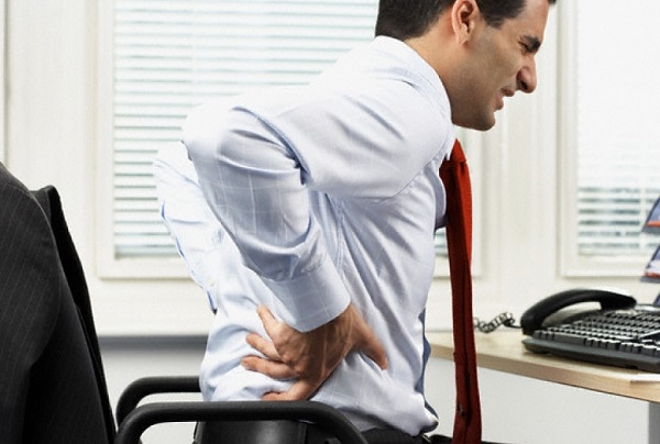 Các cơn đau thường xuất phát ở một bên sườn, vùng lưng hông.